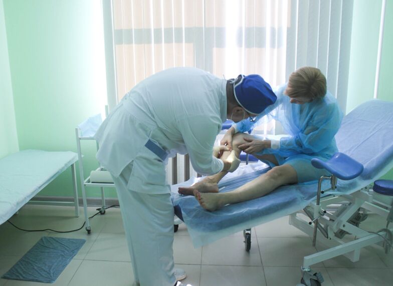 Un chirurg examinează venele unui pacient înainte de a efectua o operație.